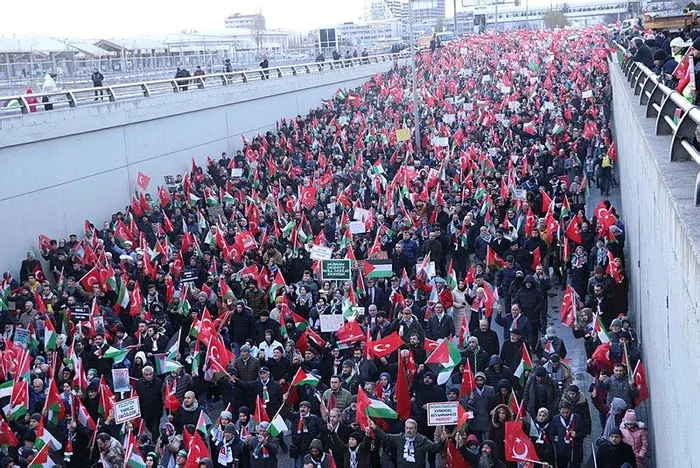 ‘Kahrolsun PKK’ sloganları atan vatandaşlara 'şerefsizler' demişti! Vatandaşlar adliyeye akın etti: Fatih Altaylı'ya suç duyurusu