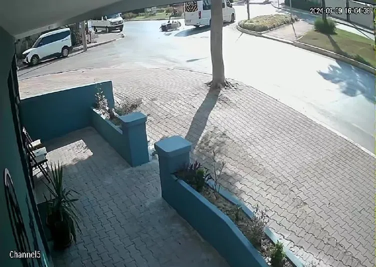 Motokurye okul servisine çarptı: Metrelerce havaya fırladı!