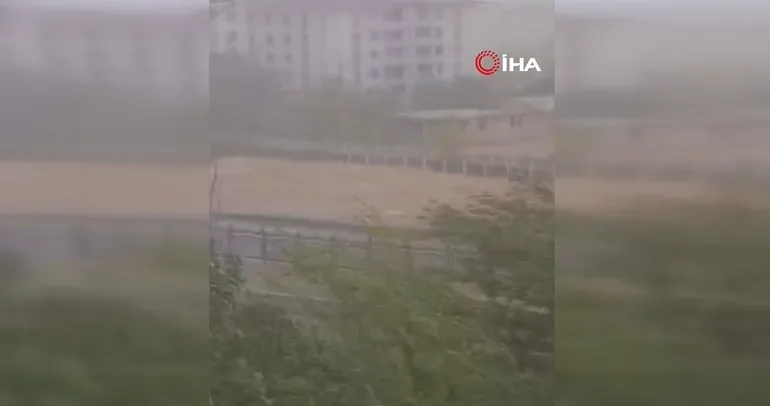 Kuvvetli rüzgar çatıları uçurdu