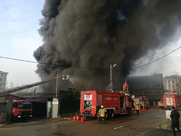 SON DAKİKA: Çekmeköy’de lastik fabrikasında yangın!