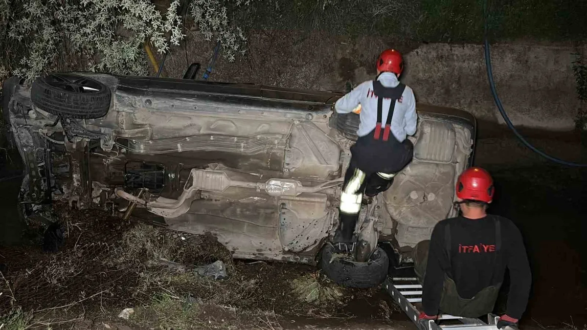 Aksaray’da sulama kanalına düşen araç ekipleri harekete geçirdi! Aksaray’da sulama kanalına düşen araç ekipleri harekete geçirdi!