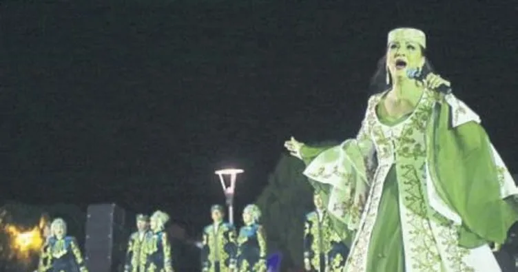 Tatar dansçılardan muhteşem gösteri