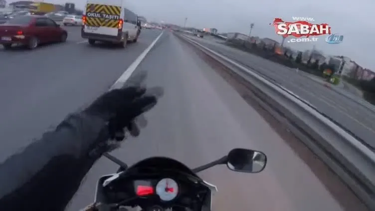 Servis şoföründen motosikletliye otobanda tekme tokat saldırı kamerada!