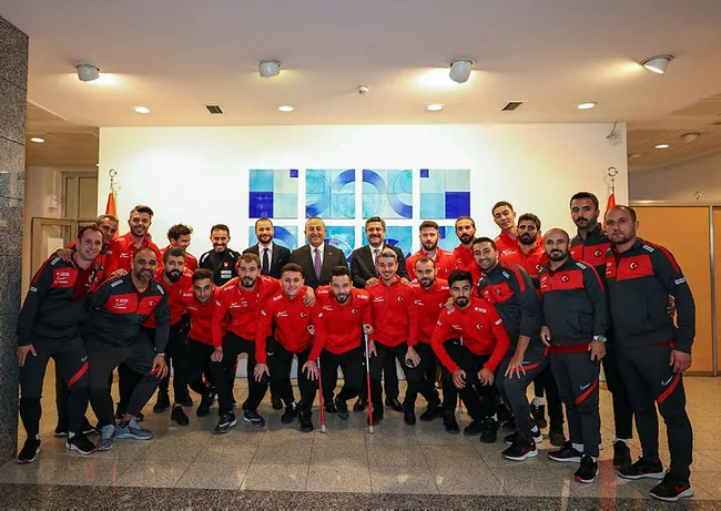 disisleri-bakani-cavusoglu-ampute-futbol-milli-takimini-kabul-etti-1667485803543.jpg