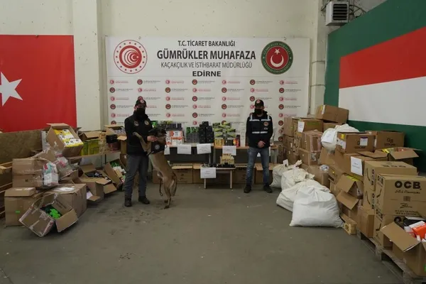 kapikulede-dev-operasyon-milyonlarca-kacak-esya-ve-uyusturucu-maddesi-ele-gecirildi-1778744611222.jpg