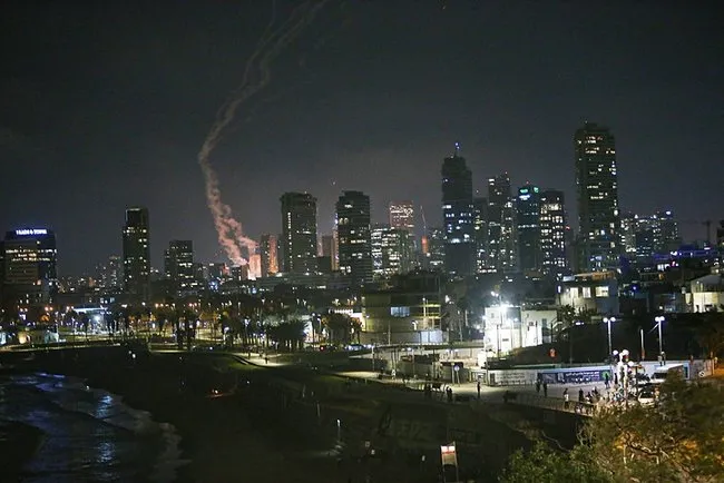 İran’dan İsrail’e misilleme! İşte saldıra anına ilişkin görüntüler! Kudüs ve Tel Aviv’de patlama sesleri, sirenler çalıyor