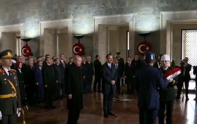 turkiye-cumhuriyeti-103-yasinda-baskan-recep-tayyip-erdogan-ve-devlet-erkani-anitkabiri-ziyaret-ediyor-1793261616264.jpg