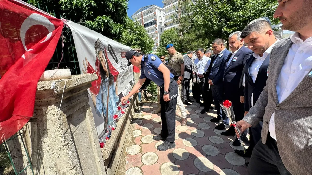 Şehit öğretmen Aybüke Yalçın'ın görev yaptığı okulda düzenlenen anma töreninden bir kesit.