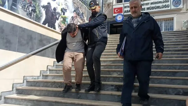 bayrampasada-bir-garip-hirsizlik-semsiyeyle-altin-soygunu-husranla-bitti-kuyumcunun-zekasi-milyonluk-zarardan-1791032549216.jpg