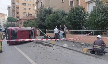 Kadıköy’de elektrik direğini yerinden söken otomobil yan yattı