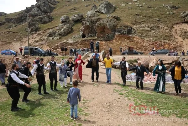 Yayladaki tarihi köprüde defile