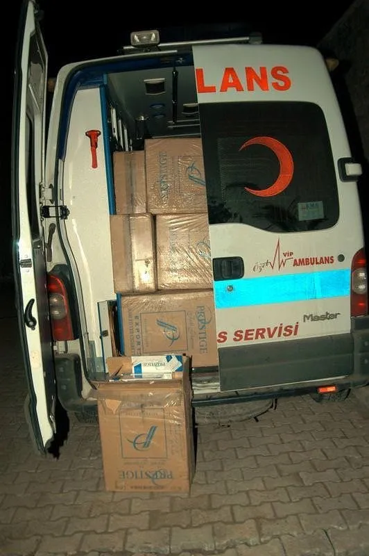 Kiraladıkları ambulansla kaçakçılık yaptılar