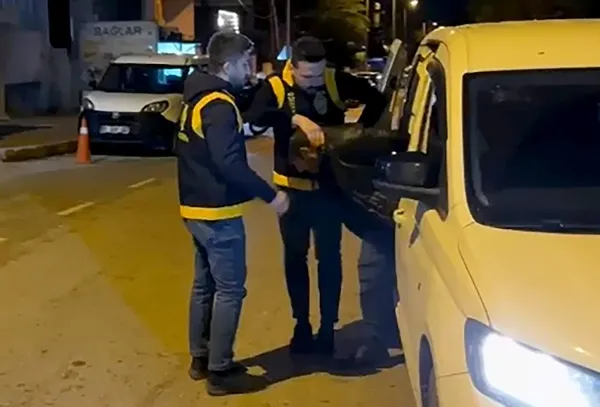 elinde-sopayla-aractan-inen-taksi-surucusu-tutuklandi-1773126279343.jpg