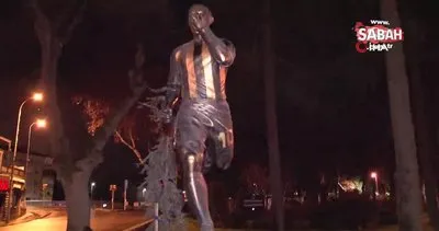 Alex De Souza’nın heykeline otomobil çarptı | Video