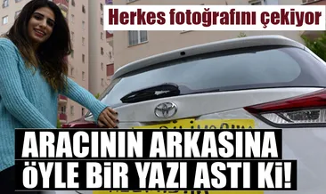 Aracının arkasına öyle bir yazı astı ki!
