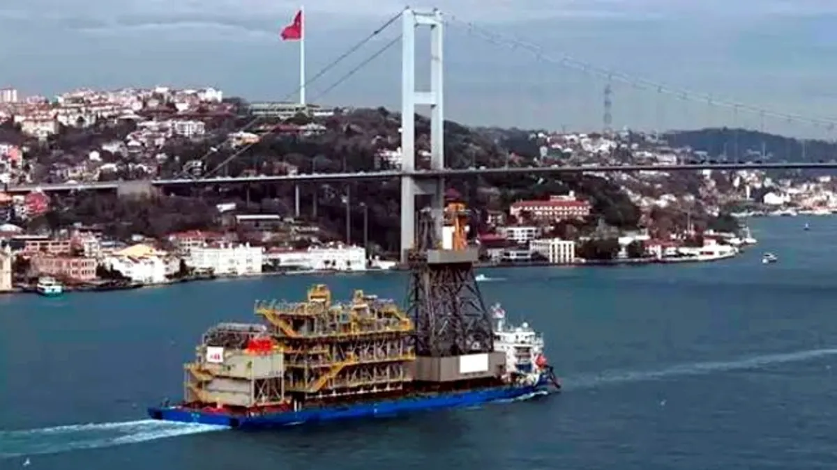 Sondaj kulesini taşıyan gemi Boğaz’dan sorunsuz geçti Sondaj kulesini taşıyan gemi Boğaz’dan sorunsuz geçti