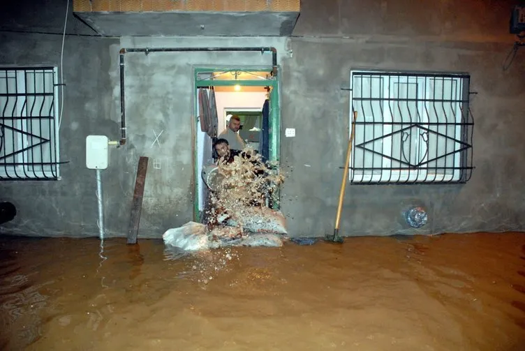 Bursa’da ev ve işyerlerini su bastı