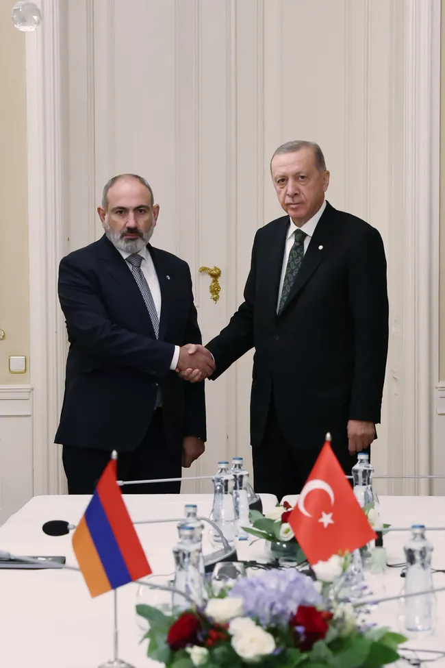 son-dakika-baskan-erdogandan-avrupa-siyasi-toplulugu-zirvesinde-diplomasi-trafigi-1665076572139.jpg