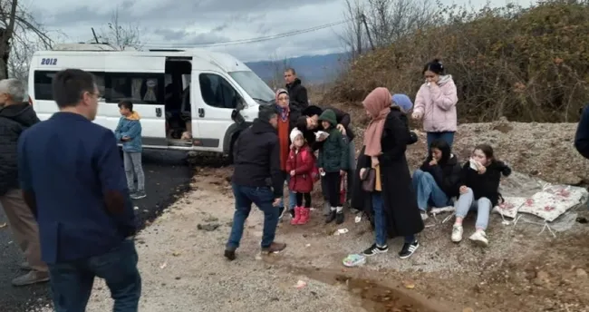 Kütahya’da toprak yığınına çarpan servis minibüsündeki 14 öğrenci yaralandı Kütahya’da toprak yığınına çarpan servis minibüsündeki 14 öğrenci yaralandı