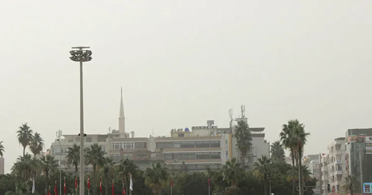 Hatay’ı toz bulutu kapladı