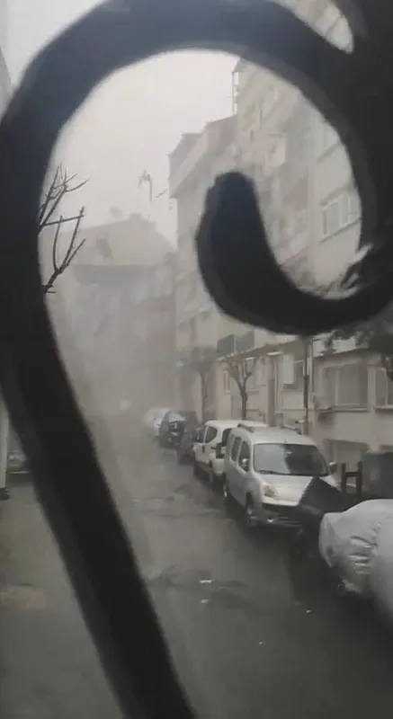 sislide-etkili-olan-firtina-binanin-catisini-ucurdu-1767884230949.jpeg