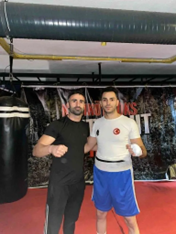 polis-memuru-boksor-ilgar-celik-iranli-rakibini-nakavt-etti-1707031839769.jpg