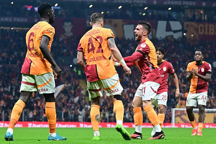 Son dakika haberi: Galatasaray - Başakşehir maçında tartışma yaratan pozisyon! Oyuncular penaltı ve kırmızı kart bekledi