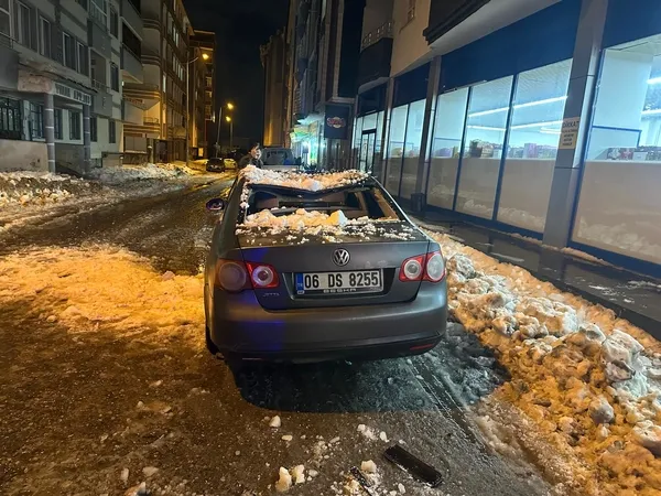 agrida-catidan-dusen-kar-ve-buz-kutlesi-araca-isabet-etti-1769976001333.jpg