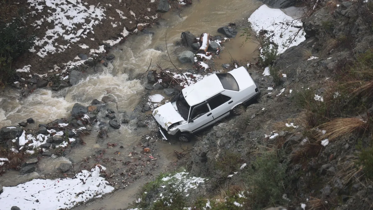 Hatay’da feci kaza! Kontrolden çıkan araç uçurumdan dereye uçtu: Sürücü bakın nasıl kurtuldu! Hatay’da feci kaza! Kontrolden çıkan araç uçurumdan dereye uçtu: Sürücü bakın nasıl kurtuldu!