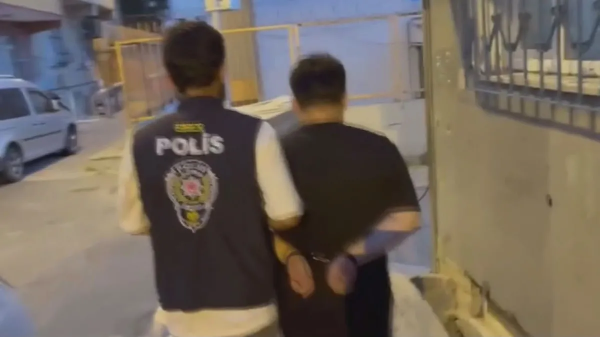 İstanbul'da yasa dışı bahis operasyonunda gözaltına alınan şüpheliler polis eşliğinde adliyeye sevk ediliyor.