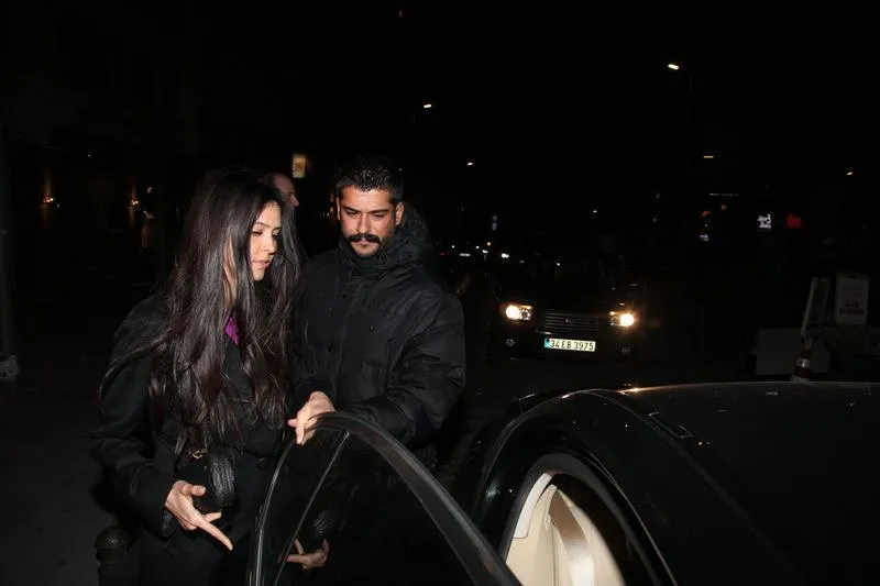 постельные сцены бурака озчивита. невероятные приключения бурака озчивита группа. бурак озчивит фильмы. малкочоглу бали бей улыбается. невероятные приключения бурака озчивита группа.