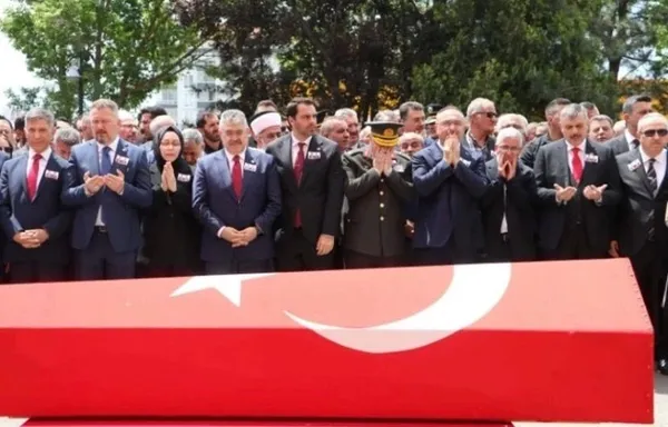 tekirdag-sehitlerini-ugurladi-esinin-ve-oglunun-tabuta-sarildigi-anlar-yurek-dagladi-1779109178885.jpg