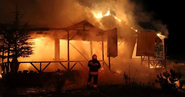 Sivas’ta at çiftliği yandı