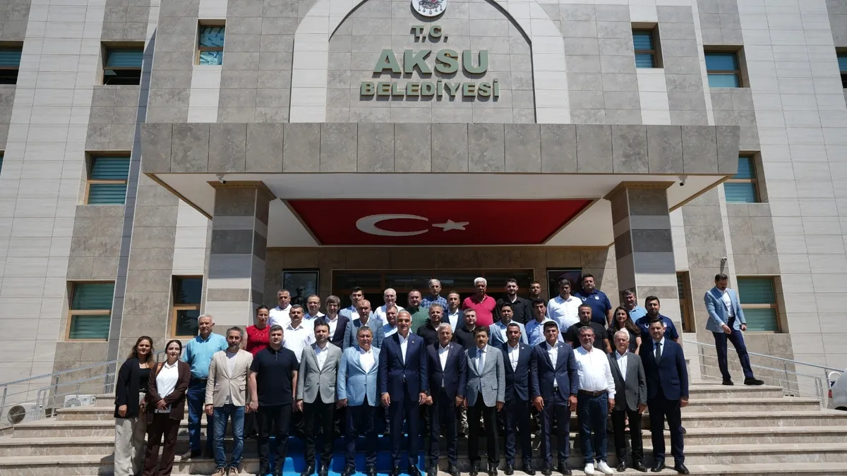 Kültür ve Turizm Bakanı Mehmet Nuri Ersoy nikah töreninde şahitlik yapıyor.