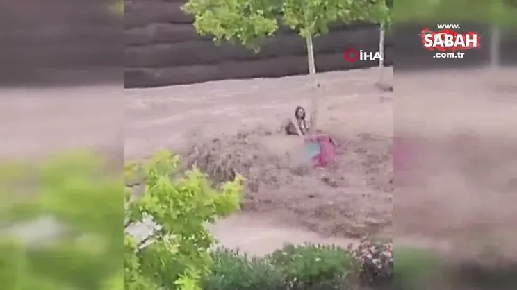 İspanya’yı sel vurdu! Aracının üstünde mahsur kalan kadın böyle yardım bekledi | Video