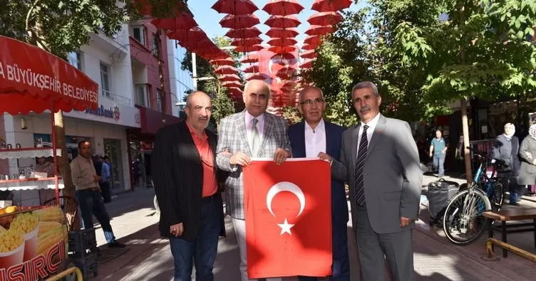 Barış Pınarı Operasyonuna destek için Türk Bayrağı dağıtıldı