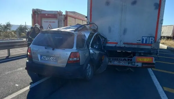 aksarayda-otomobil-tira-arkadan-carpti-1-olu-2-yarali-1664267334794.jpg