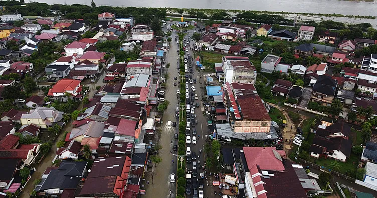 Güney Asya’daki doğal afette bilanço ağırlaşıyor: 1000’den fazla can kaybı