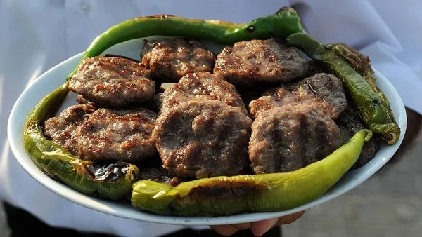 kofte-ve-lahmacunda-kanatli-eti-yogurtta-nisasta-bakanlik-gida-sahtekarlari-ifsa-listesini-guncelledi-1766668949871.jpg