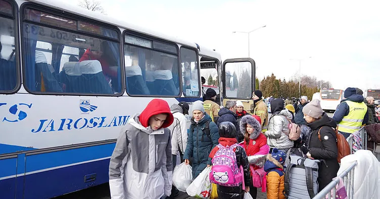 Rusya-Ukrayna savaşında yürek burkan manzaralar! İnsani koridordan umuda göç