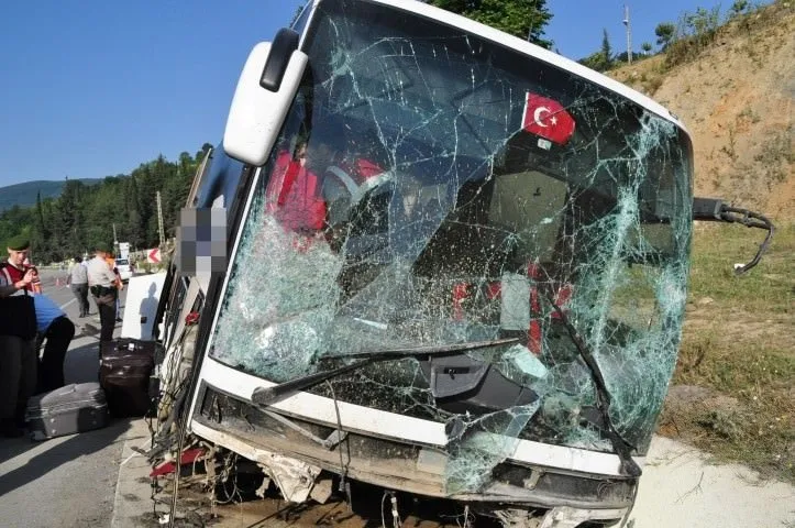 Samsun’da yolcu otobüsü devrildi: Çok sayıda yaralı var!