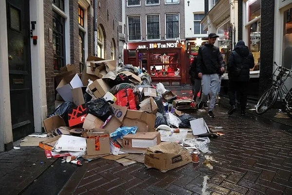 Amsterdam'da grev! Çöp dağları oluştu