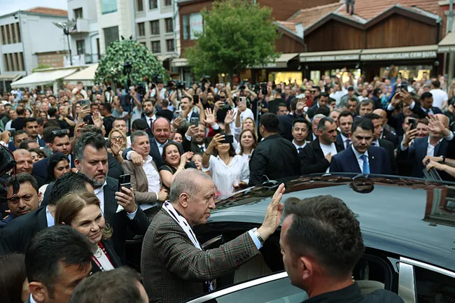 baskan-erdogan-bir-kafede-vatandaslarla-sohbet-etti-1781283107403.jpeg