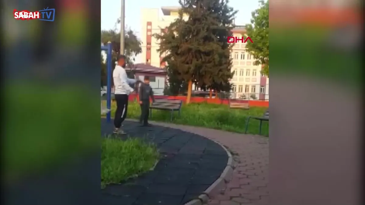 Adana’da tepki çeken görüntü: Küçük çocuğa oyuncak silahla atış talimi yaptırdı! | Video videosunu izle Adana’da tepki çeken görüntü: Küçük çocuğa oyuncak silahla atış talimi yaptırdı! | Video videosunu izle