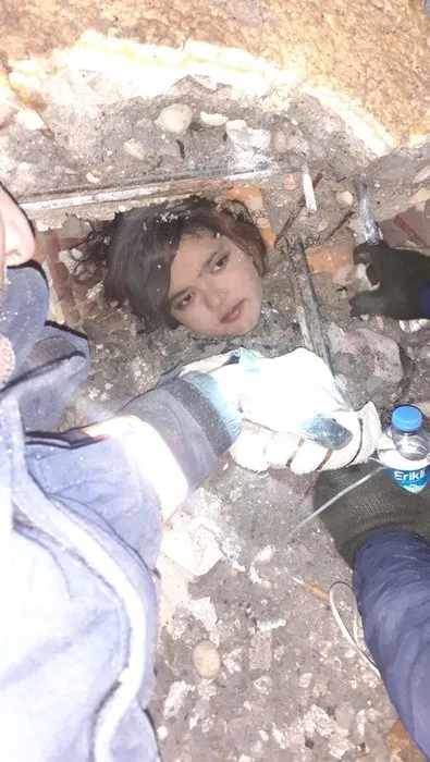 Yastık veya halı sandık meğer annesiymiş! Deprem enkazından çıkan hikaye Türkiye’yi ağlattı!