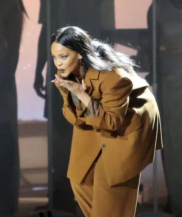 Rihanna şov yaptı!
