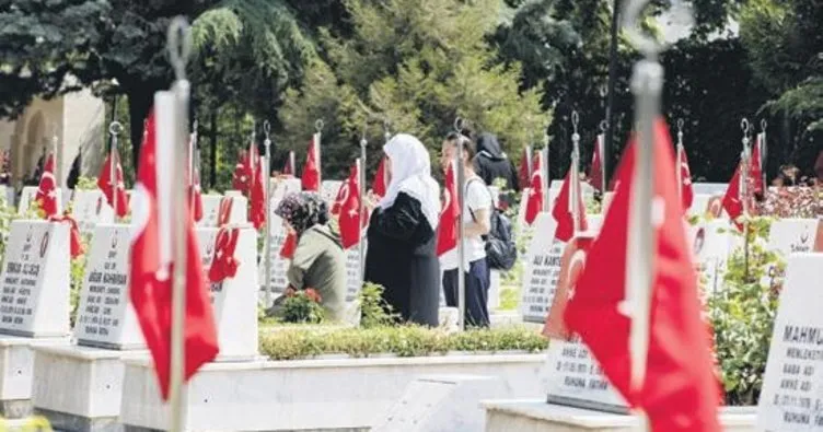 Şehitliklere ziyaretçi akını