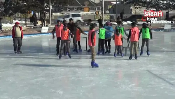 Erzurum'da Afganlı ve Suriyeli çocuklar buz pateni öğreniyor