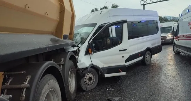 Hatay'da korkunç kaza! İşçi servisi ile kamyon çarpıştı: 9 yaralı Hatay'da korkunç kaza! İşçi servisi ile kamyon çarpıştı: 9 yaralı