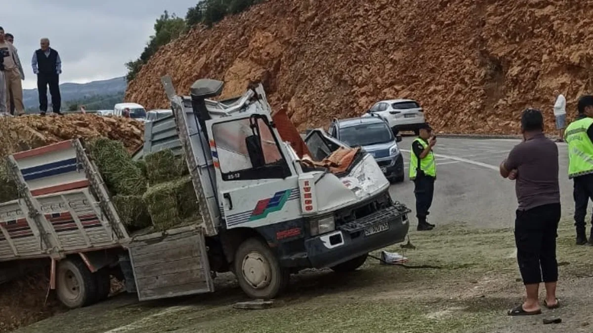 Karaman'da acı kaza! Yonca balyası yüklü kamyonet devrildi: 1 ölü 1 yaralı - Yaşam Haberleri